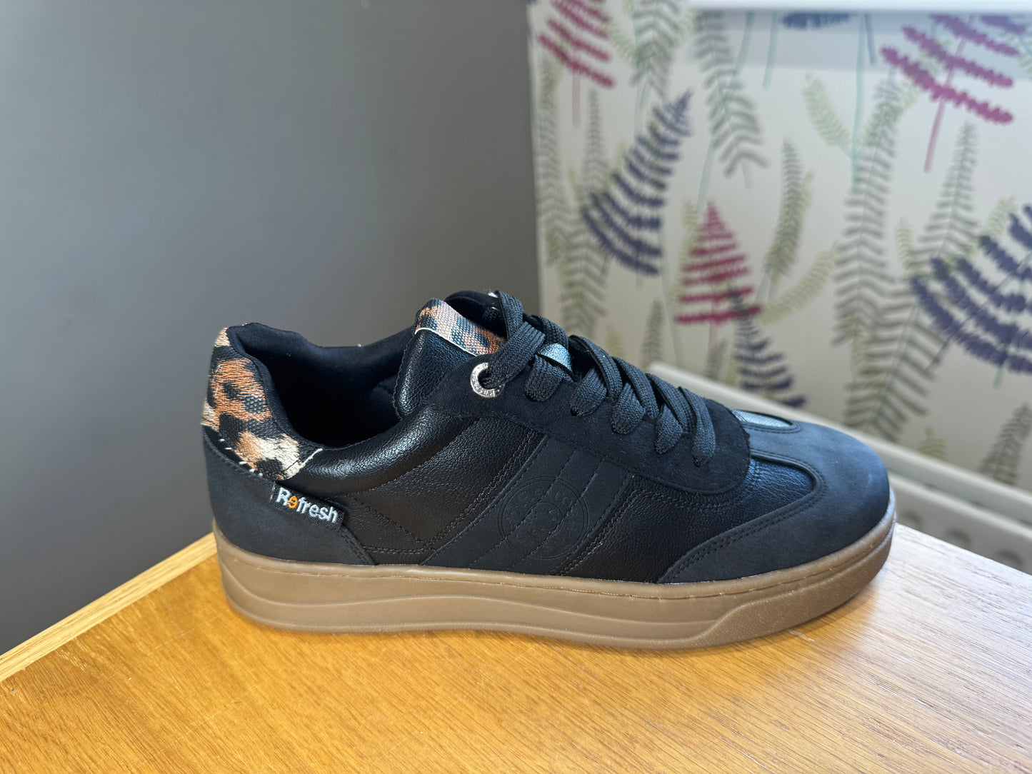 Refresh Black/Leopard Trainer