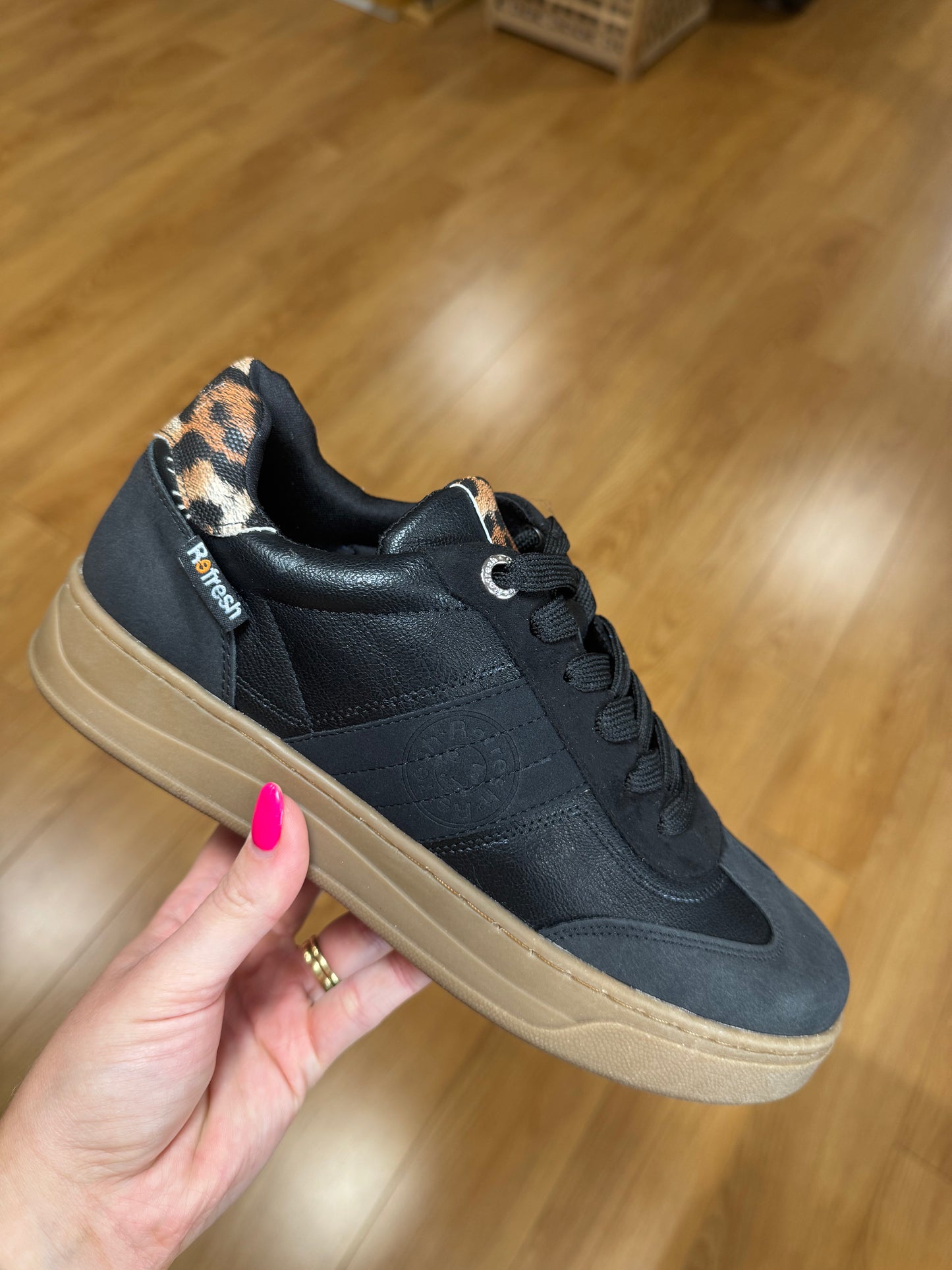 Refresh Black/Leopard Trainer