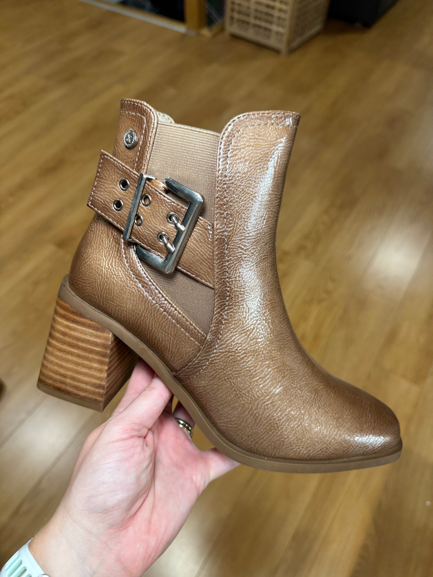 XTI Beige Patent Block Boot