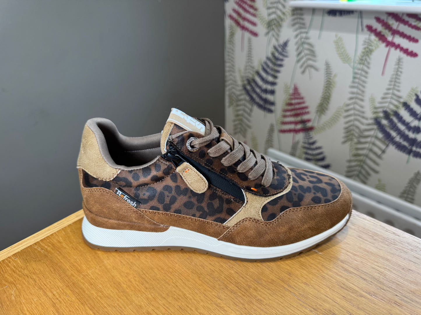 Refresh Camel Leopard Zip Trainer