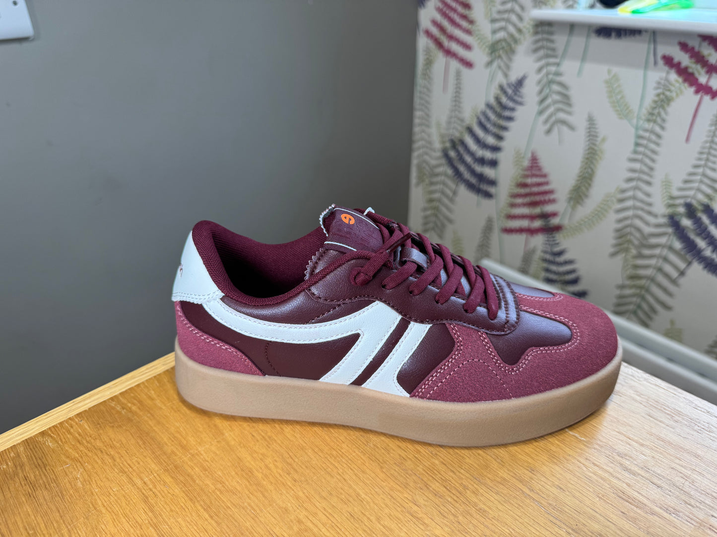 Refresh Burgundy/White Trainer