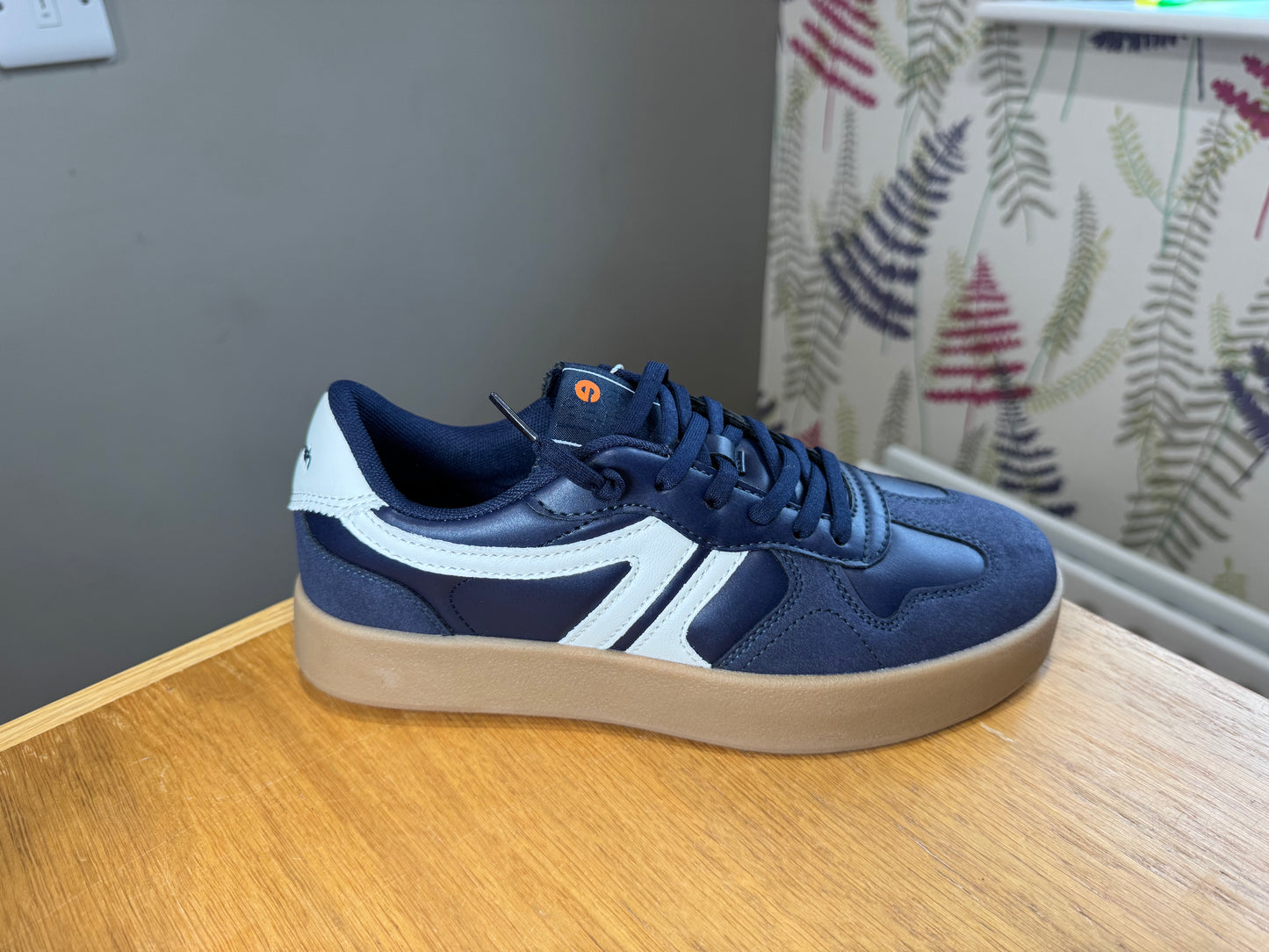 Refresh Navy/White Trainer