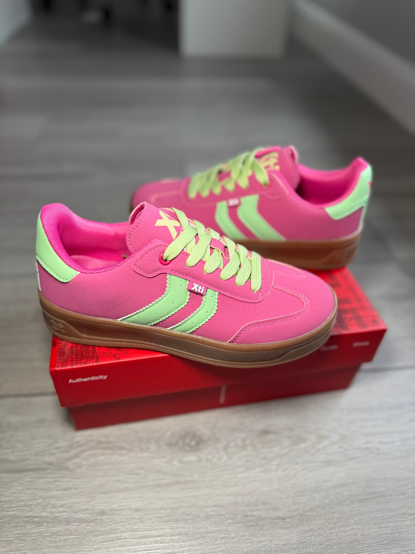 XTI Fuchsia/Green Stripe Trainer