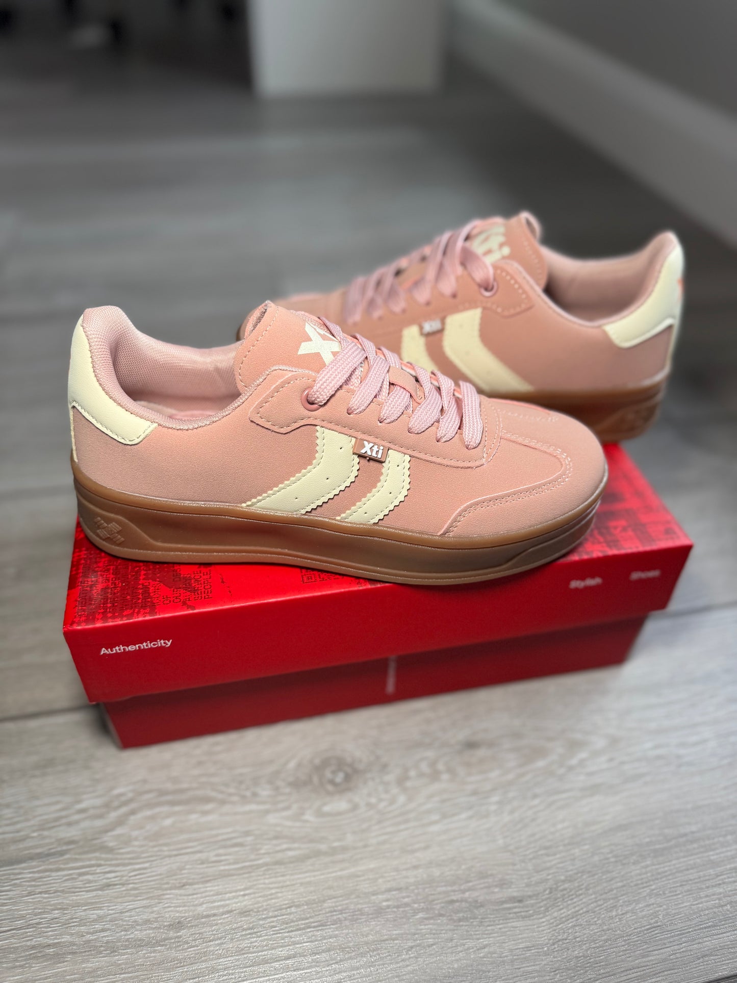 XTI Nude/Cream Stripe Trainer