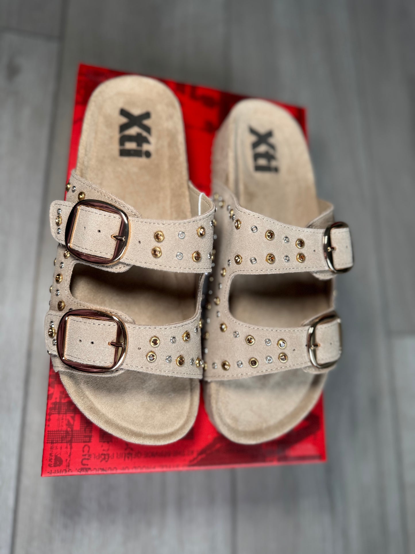 XTI Beige Stud Slider