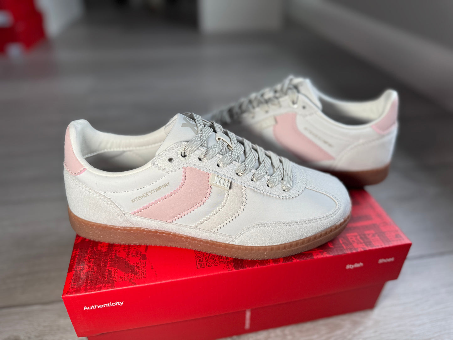 XTI Silver/White Trainer