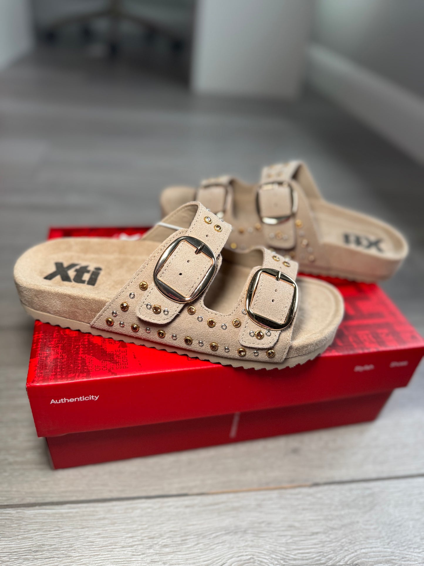 XTI Beige Stud Slider