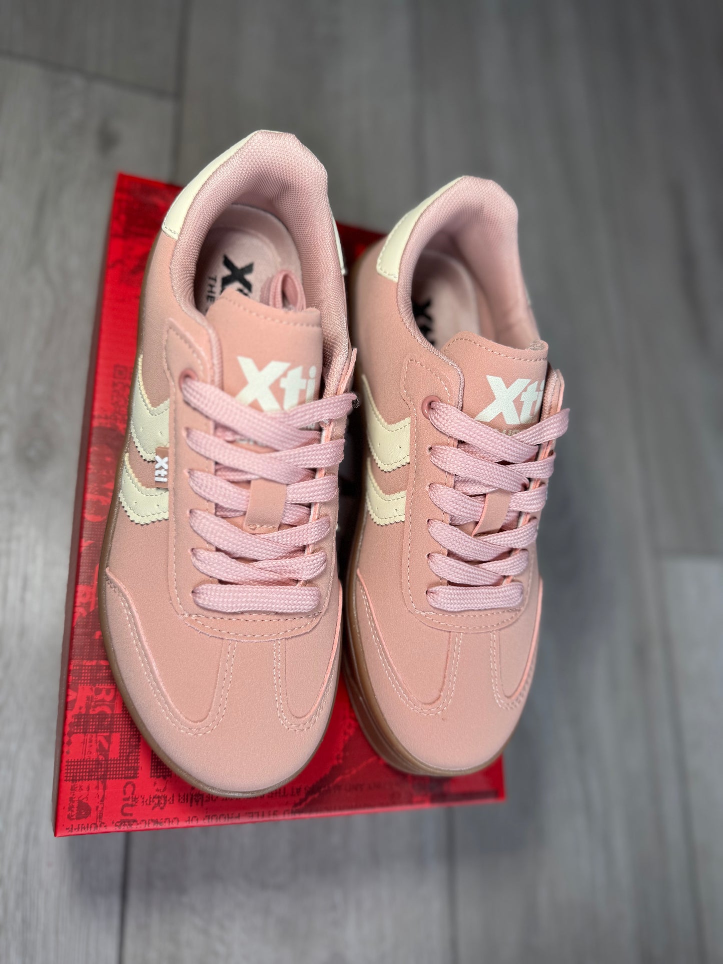 XTI Nude/Cream Stripe Trainer