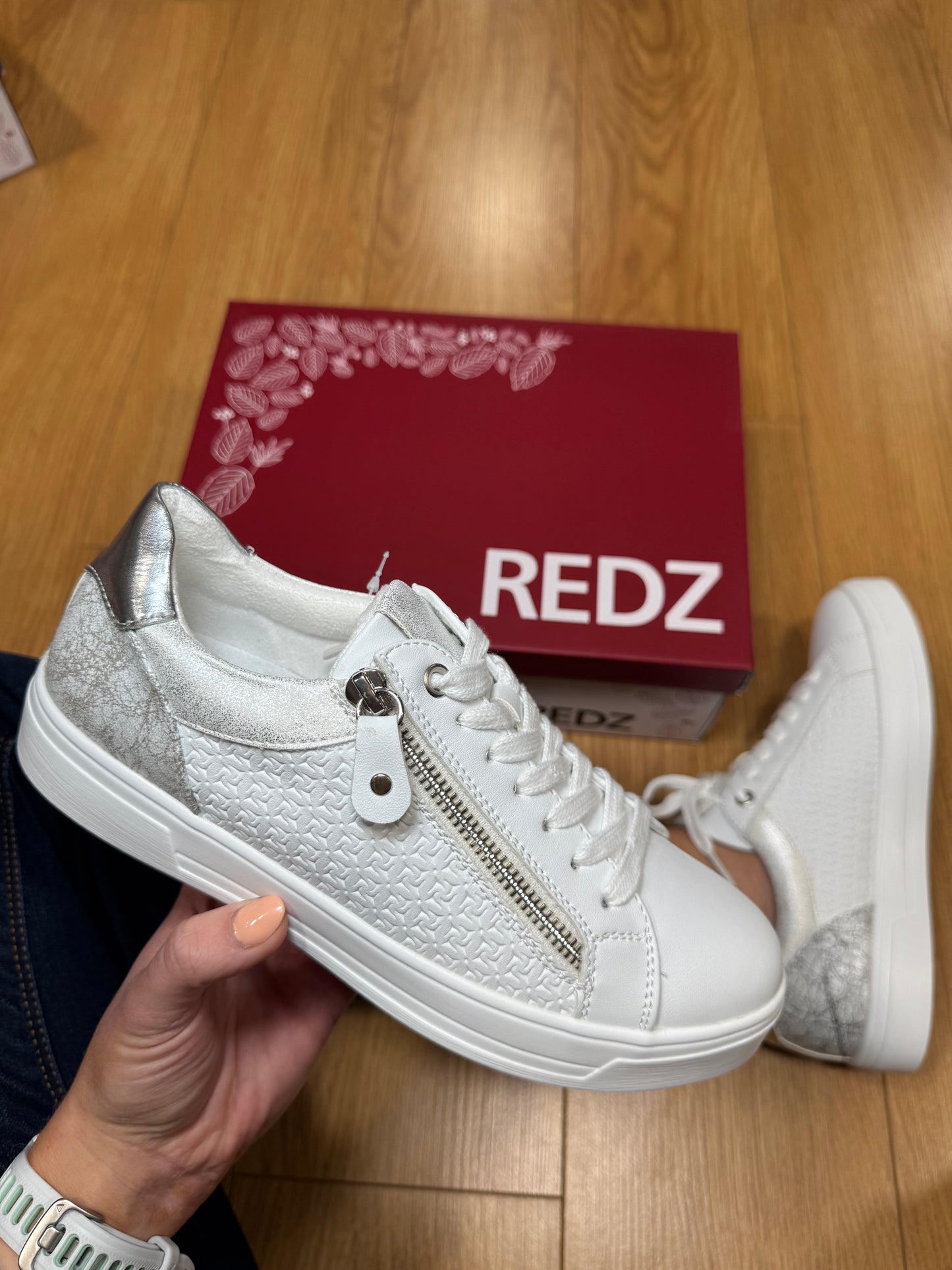 Redz White Zip Trainer