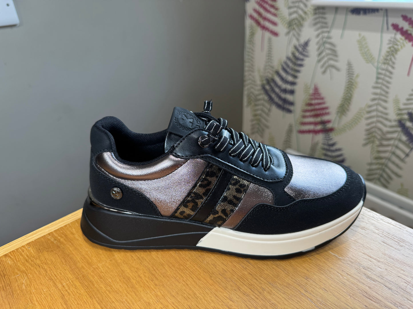 XTI Black/Pewter Trainer