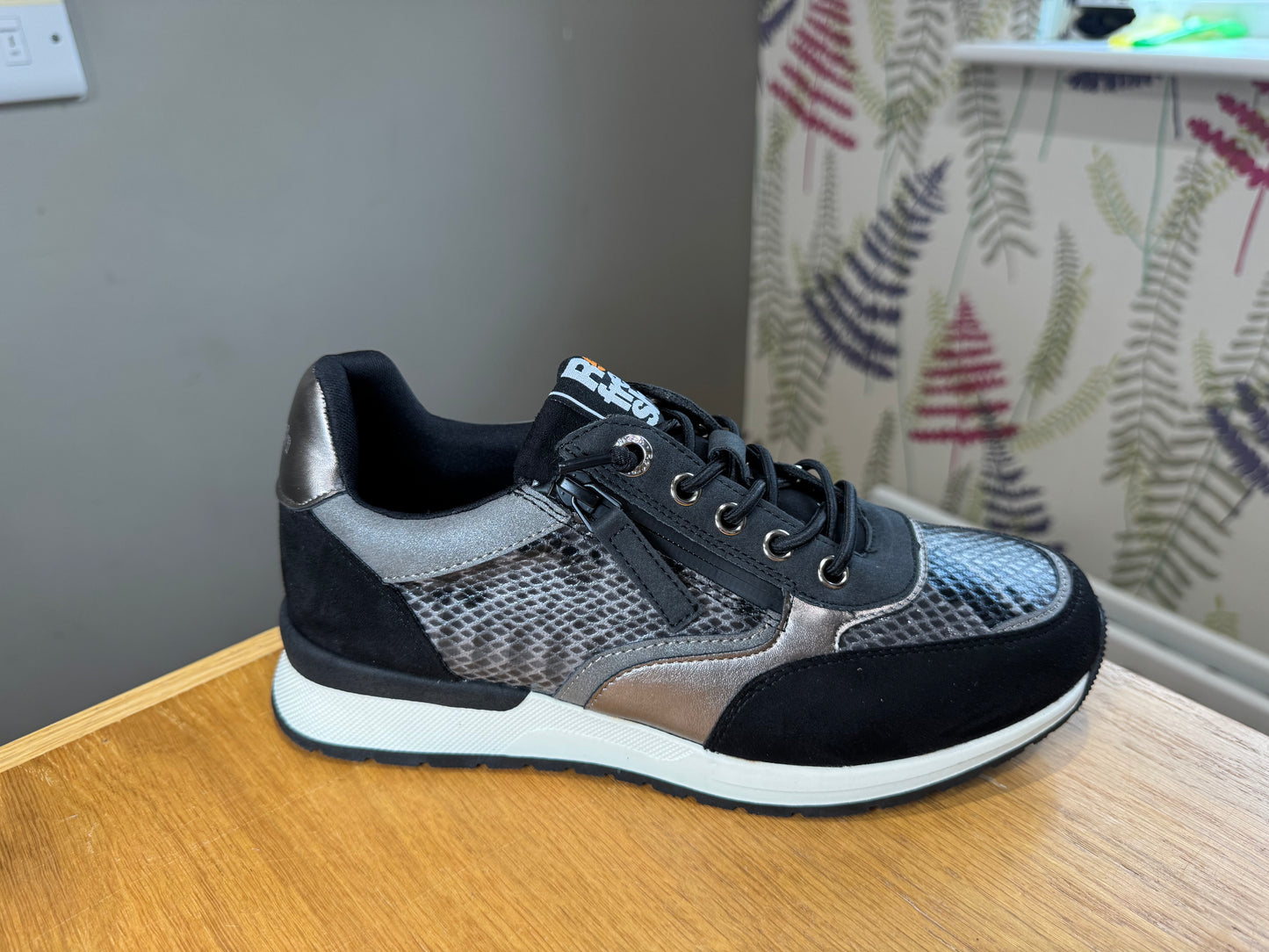 Refresh Black/Snake Zip Trainer