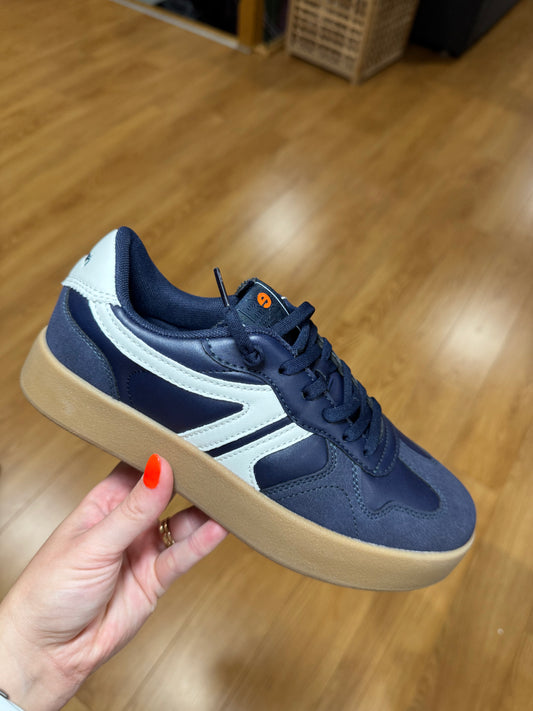 Refresh Navy/White Trainer