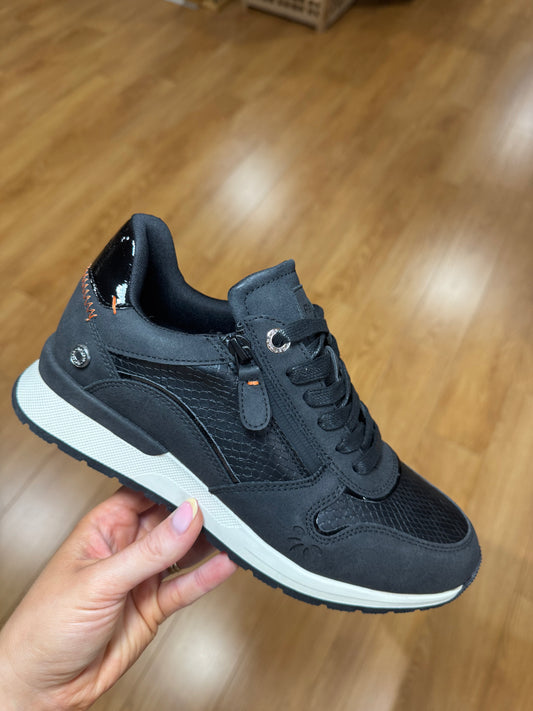 Refresh Black Zip Trainer