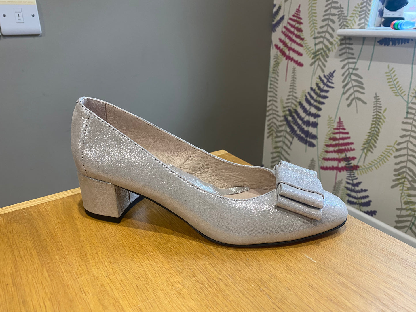 Emis Grey/Taupe Metallic Bow Court