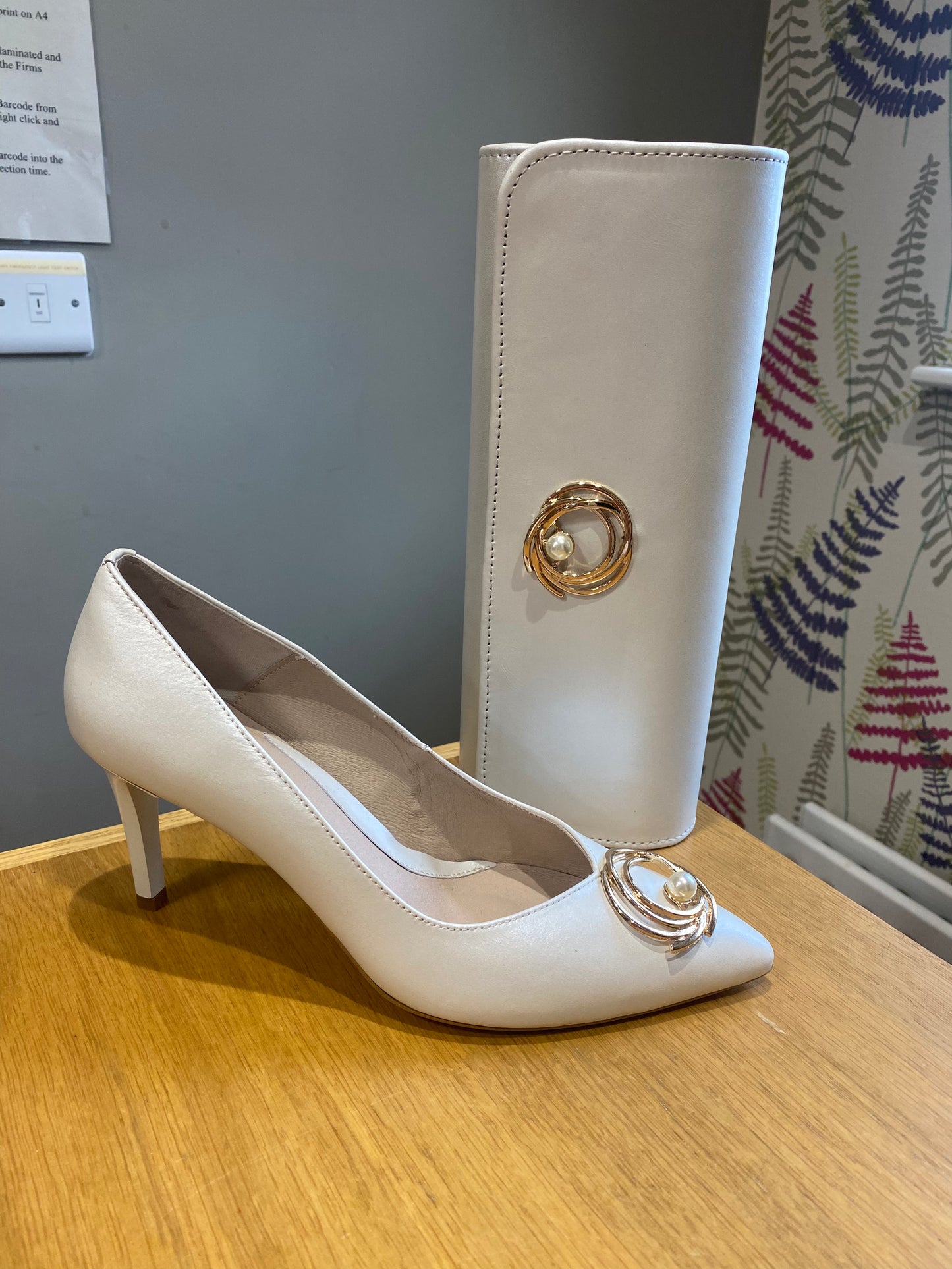 Emis Cream/Gold Court