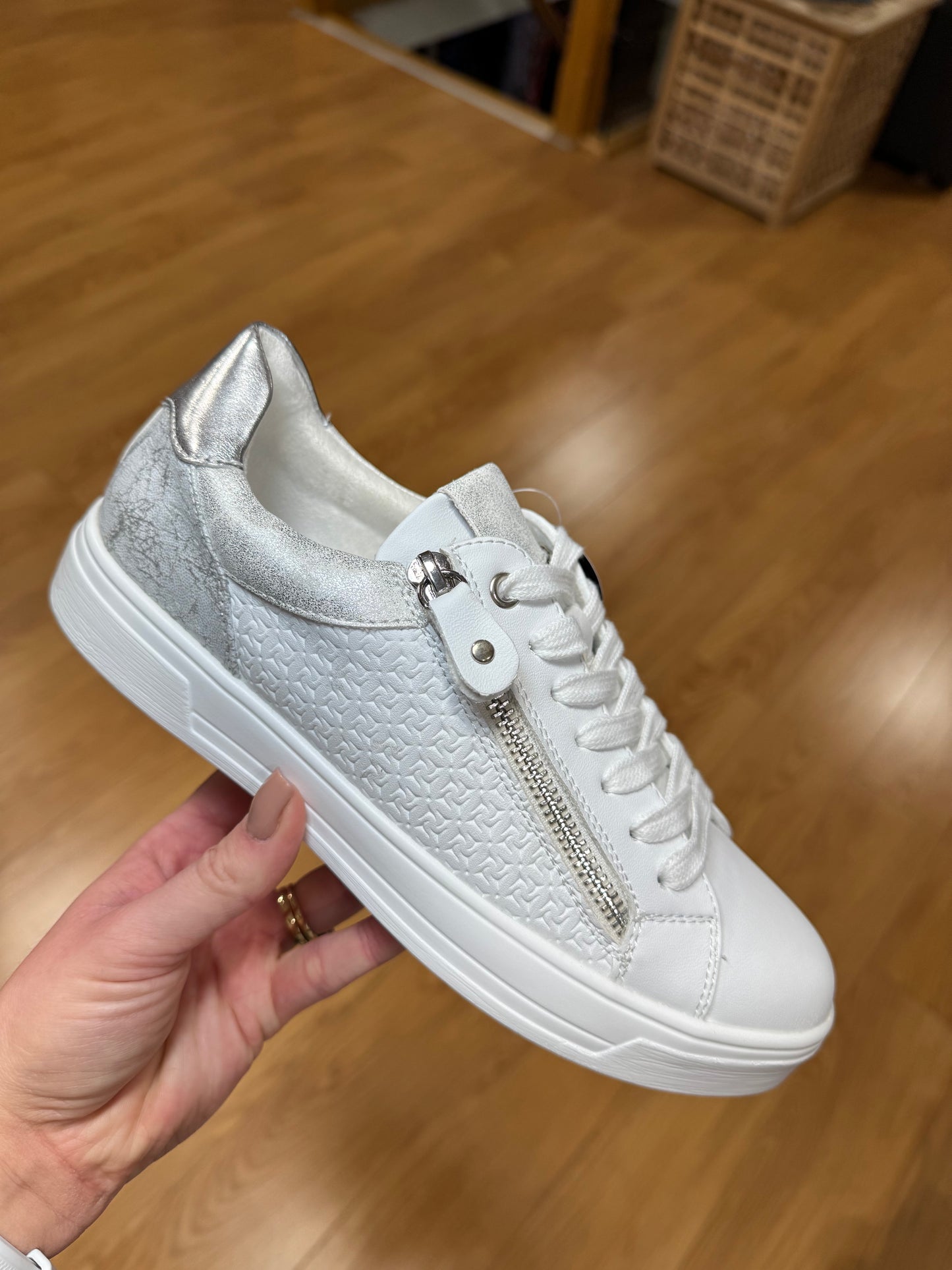 Redz White Zip Trainer