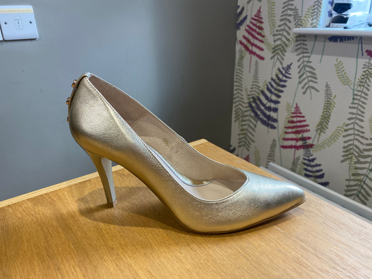 Emis Gold Court Shoe